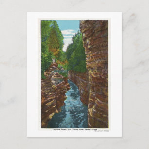 Cartão Postal Olhando para baixo abismo ausível da caverna de Hy