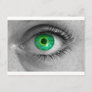 Cartão Postal Olho com íris verde olha para a macro do conceito