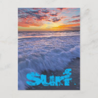 Ondas de praia surfando no pôr do sol