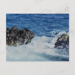 Cartão Postal Ondas Que Saltam Na Rocha De Coral
