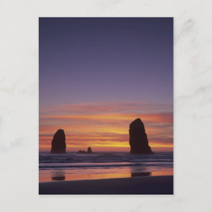 Cartão Postal OR, Costa do Oregon, Cannon Beach, formações rocho