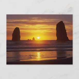 Cartão Postal OR, Costa do Oregon, Cannon Beach, pilhas de rocha