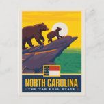 Cartão Postal Orgulho Estatal | Carolina do Norte<br><div class="desc">Anderson Design Group é uma ilustração e design de prêmio vencedora em Nashville,  Tennessee. O fundador Joel Anderson dirige uma equipe de artistas talentosos para criar a arte original da poster,  que se parece com impressões clássicos de propaganda desde a 1920 até os anos 60.</div>