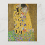 Cartão Postal Os amantes beijando o abraço de Gustav Klimt<br><div class="desc">A luz do sol brilha do abraço do ouro que rodeia os amantes da obra-prima de Gustav Klimt, The Kiss. A cena é um paradoxo de intimidade e isolamento. O casal está sobre um precipício, um campo de flores coloridas em seus pés, mas elas estão indiferentes ao mundo ao seu...</div>