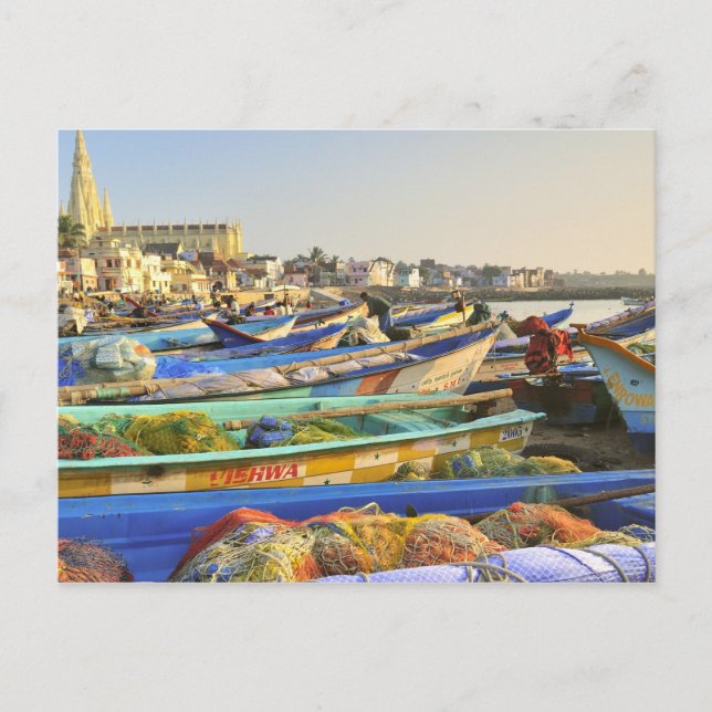 Cartão Postal Os barcos sendo preparados para a pesca, A Igreja  (Frente)