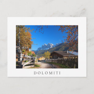 Cartão Postal Outono em uma vila nos Dolomites em Itália