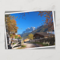 Outono em uma vila nos Dolomites em Itália