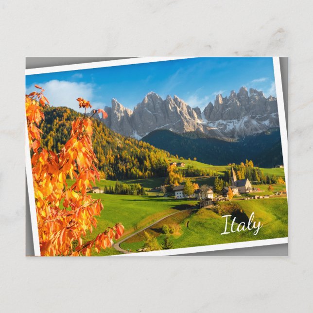 Cartão Postal Outono na paisagem de Dolomites com igreja (Frente)