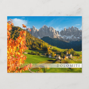 Cartão Postal Outono na paisagem de Dolomites com igreja