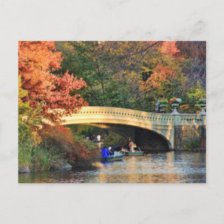 Cartão Postal Outono no Central Park: Boateiras pela Ponte Arco 