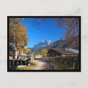 Cartão Postal Outono numa aldeia nos Dolomitas na Itália
