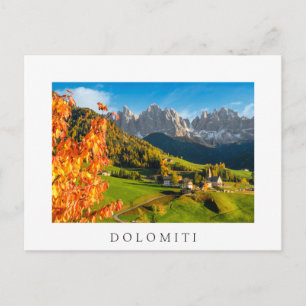 Cartão Postal Outono numa paisagem dos Dolomitas com igreja