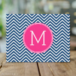 Cartão Postal Padrão Chevron com Monograma - Magenta Marinho<br><div class="desc">Um design popular com uma área para adicionar suas iniciais. Cores de tendências e padrões para o seu telefone celular. Se precisar ajustar os monogramas,  clique no botão personalizar e faça alterações.</div>
