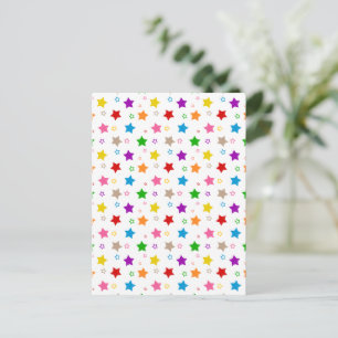 Cartão Postal Padrão de Estrelas Coloridas Design Branco