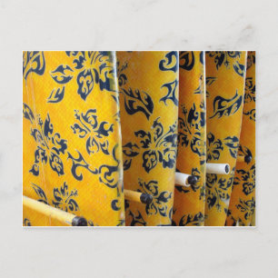 Cartão Postal Painéis Amarelos em Racks