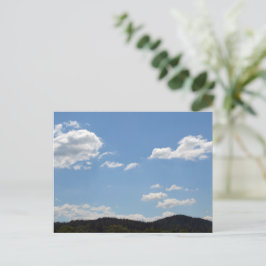 Cartão Postal Paisagem com colinas verdes, árvores e nuvens