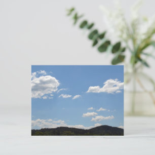 Cartão Postal Paisagem com colinas verdes, árvores e nuvens