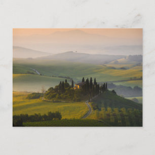 Cartão Postal Paisagem de colinas da Toscana ao nascer do sol