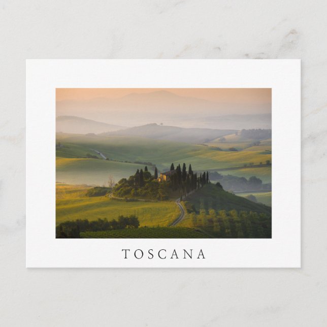 Cartão Postal Paisagem montanhosa da Toscana ao nascer do sol (Frente)