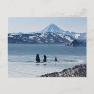 Cartão Postal Paisagem: três ilhas rochosas na baía e no vulcão