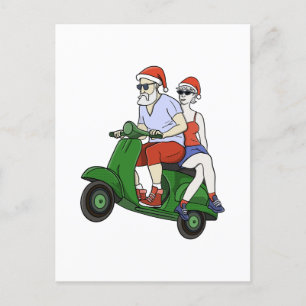 Cartão Postal Papais noeis e Sra. Claus andando em patinete