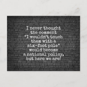 Cartão Postal Parede de piada com polo de seis pés