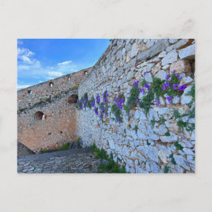 Cartão Postal Parede de tijolos com Grécia Nafplion de flores ro