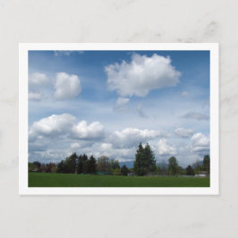 Cartão Postal parque de primavera, céu azul e nuvens brancas