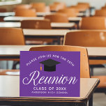 Cartão Postal Partido Personalizado de Reunião de Segundo grau R<br><div class="desc">Um postal de convite de festas de reunião de classe personalizada em roxo e branco para um segundo grau,  faculdade ou universidade. Personalize com seu nome de escola e sua classe de graduação sob a elegante caligrafia para a celebração personalizada de alunos excelentes convidando cartões postais.</div>