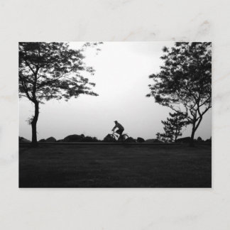Cartão Postal Passeio da bicicleta da noite