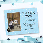 Cartão Postal Pata de Bela Impressão Azul Aniversário Obrigado F<br><div class="desc">Pata Escrita em Branco Azul Obrigado Cartão-postal para Crianças. Cartões de agradecimentos de aniversário de fotos bonito com impressões de pata, obrigado nota, um modelo de foto e o nome de uma criança. O fundo é azul com um padrão de bolinhas branca. Insira sua foto no modelo e personalize-a com...</div>