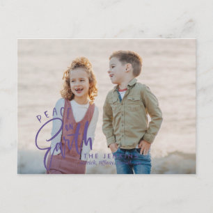 Cartão Postal Paz na foto do feriado do Natal do roxo da terra