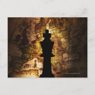 Cartão Postal Peça de xadrez do rei no velho mapa do mundo
