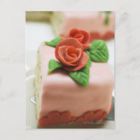 Pedaço de bolo de aniversário com rosas de marzipa