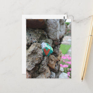 Cartão Postal Pedra de Coração Pintada Escondida em Muro de Rock