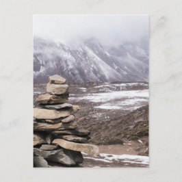 Cartão Postal Pedra do Marcador de Pedra nas Montanhas Snowy Him