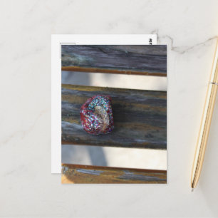 Cartão Postal Pedra pequena de coração pintada, escondida em um