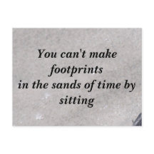 Pegadas no cartão-postal de areia