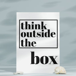 Cartão Postal Pense fora da caixa - Tipografia em negrito com ci
