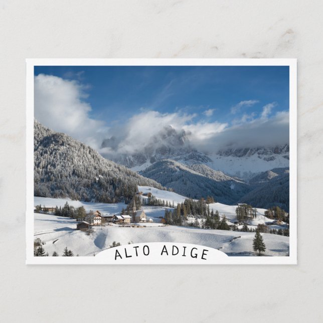 Cartão Postal Pequena vila com montanhas Dolomites na neve (Frente)