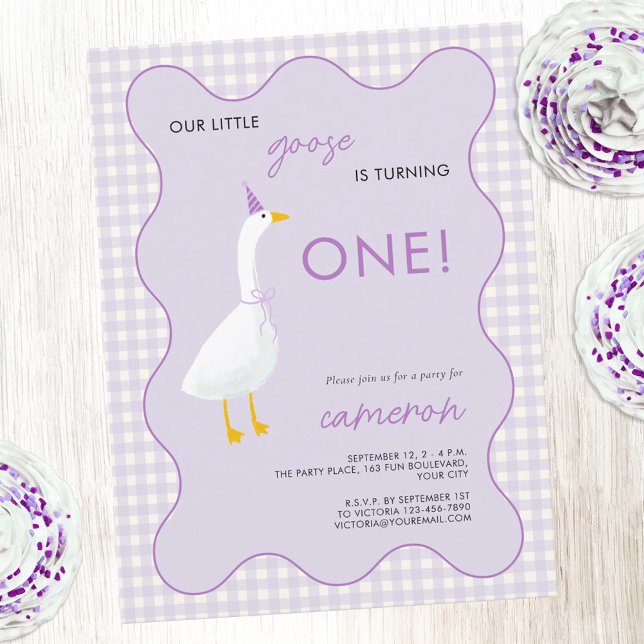 Cartão Postal Pequeno Goose Gingham Primeiro primeiro aniversari (Little Goose 1st first birthday party invitation with wavy frame and gingham detail)