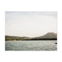 Pequeno navio navegando em um lago à tarde