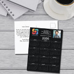 Cartão Postal Personalizar logotipo comercial no calendário da e<br><div class="desc">Este cartão postal preto e branco do calendário de negócios é personalizado com o nome da sua empresa profissional e os detalhes de contato do escritório. Estes cartões postais de calendário vertical chic apresentam o seu logótipo num dos lados do topo e fotografias profissionais personalizadas no outro. Rubrica do marketing...</div>
