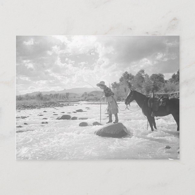 Cartão Postal Pesca com mosca de Frances Phelps Belden no rio (Frente)