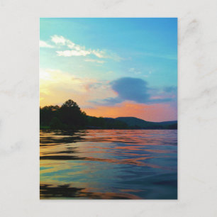 Cartão Postal Pêssego e Sunset Azul no lago de montanha