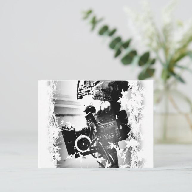 Cartão Postal Pessoa Segurando uma câmera dslr Preta (Em pé/Frente)