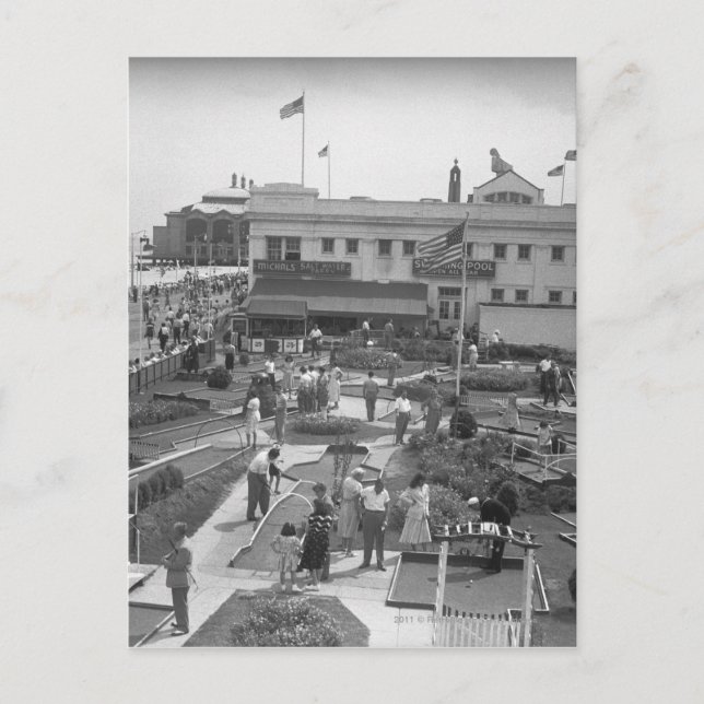 Cartão Postal Pessoas jogando mini golfe com vista elevada B&W (Frente)