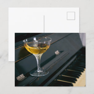 Cartão Postal Piano com bebida