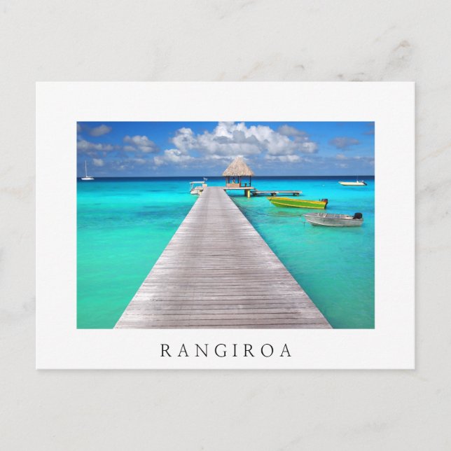 Cartão Postal Píer com barcos numa lagoa tropical (Frente)