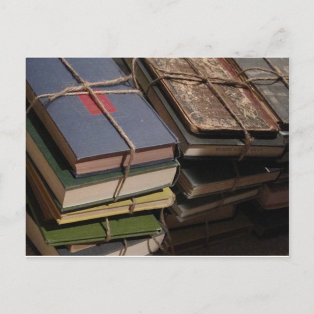 Cartão Postal Pilha de livros antiga (Frente)